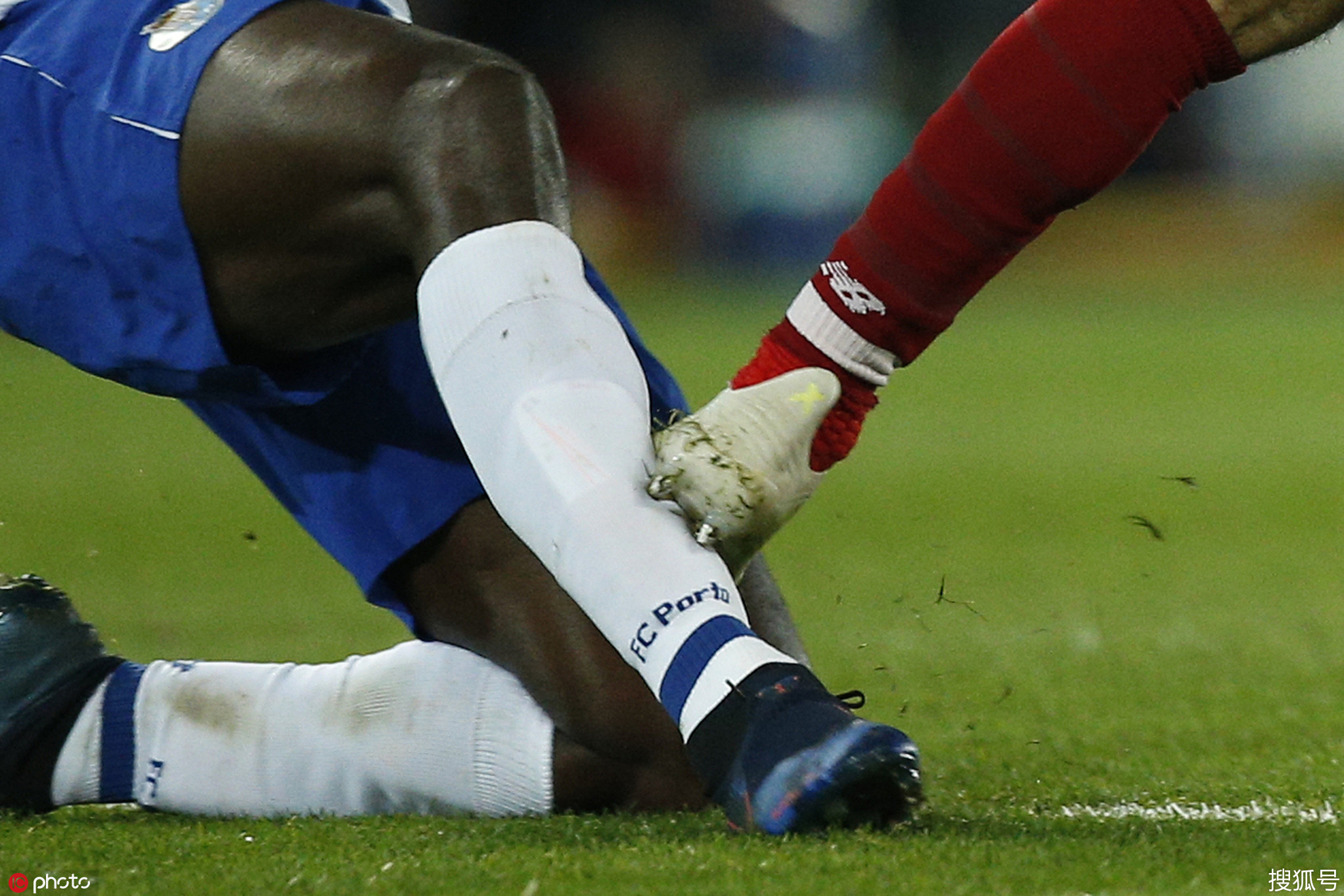 萨拉赫蹬踏对手小腿瞬间特写 没被罚下实属幸运