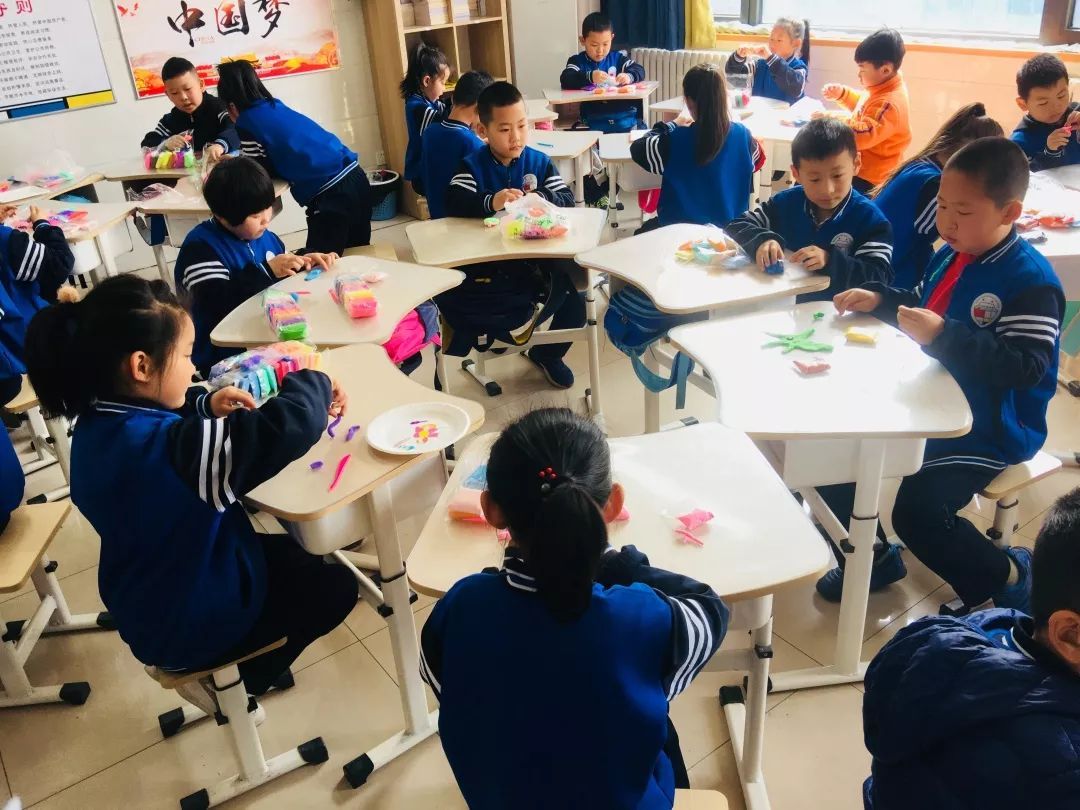 艺彩纷呈花满左岸天桥区滨河左岸小学开展班级文化艺术节展演活动