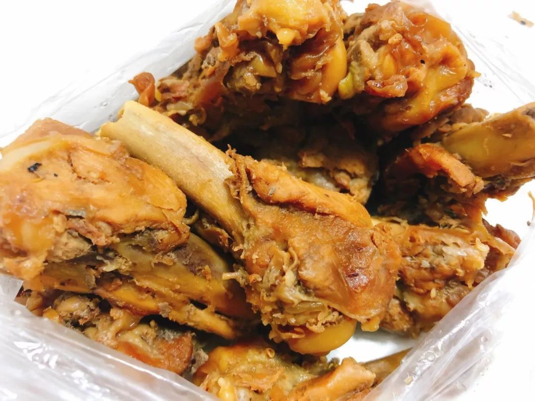 鸡骨棒都是用大的那种保温壶装的,拿到手里还是热乎乎~味道是自己家