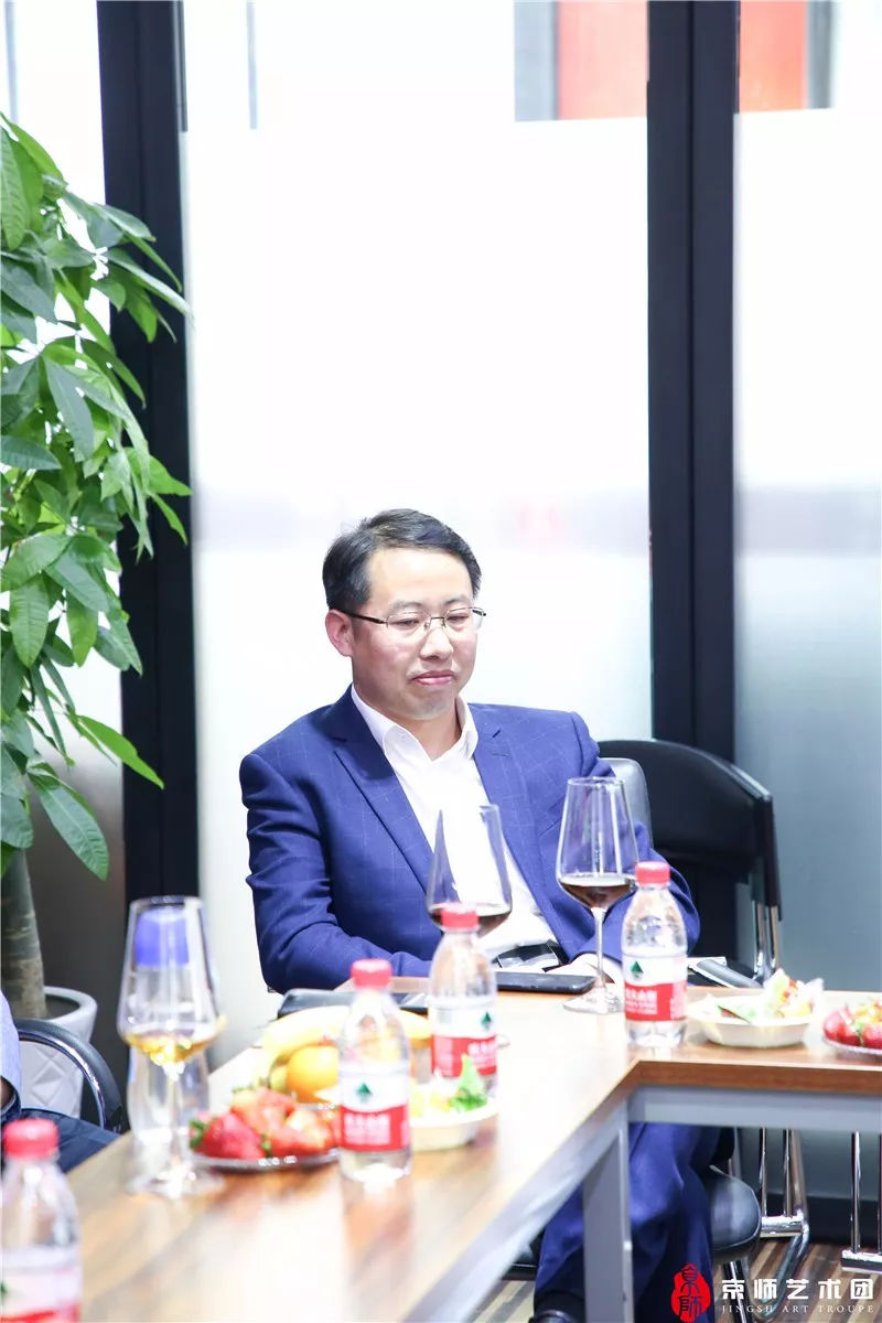 诗人苏忠在京师律师大厦讲新诗