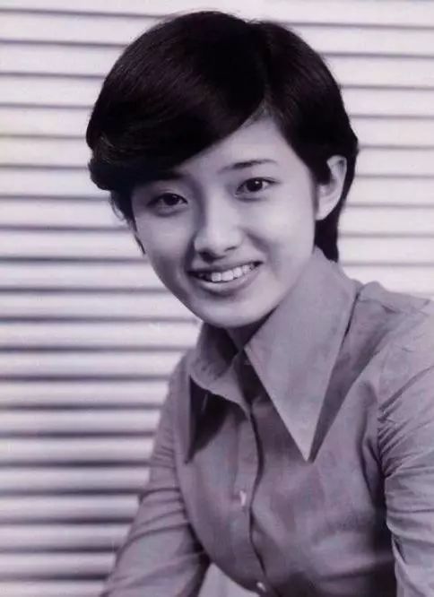 年过花甲的山口百惠街拍照曝光优雅地老去也是一种美感