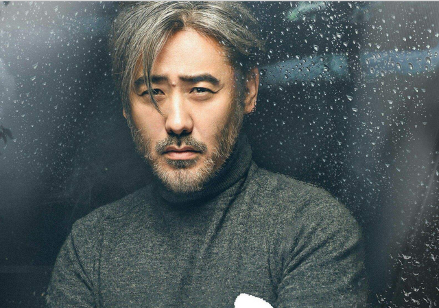 是韩国人演的,小编查了网上费仲的演员信息,上面只写了个金江日的名字