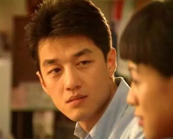 李国立觉得他挺好的,说服蔡艺侬把胡歌签下来,于是蔡艺侬约胡歌吃火锅