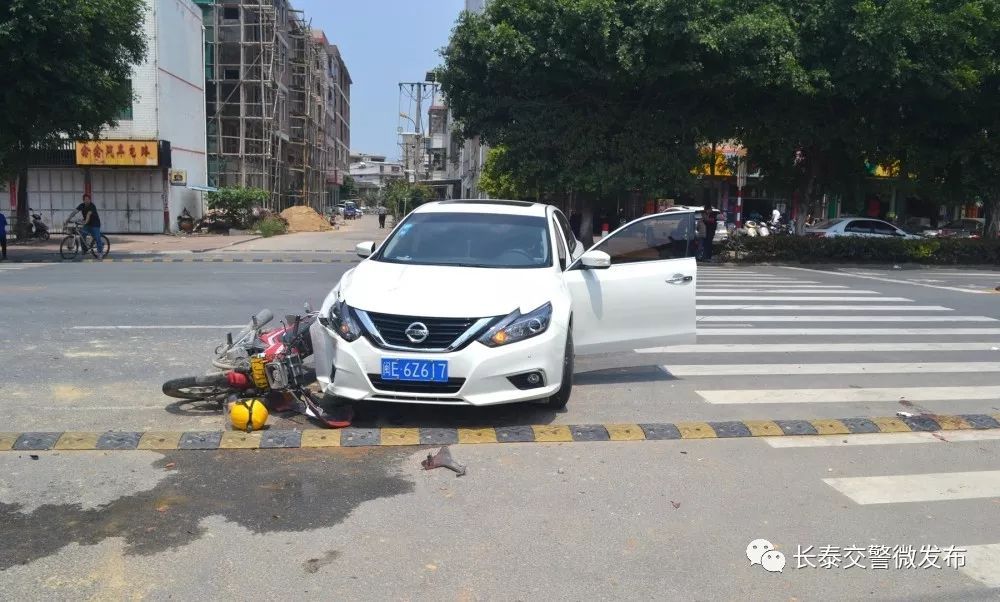长泰:十字路口事故频发!看看这两起交通事故太危险!