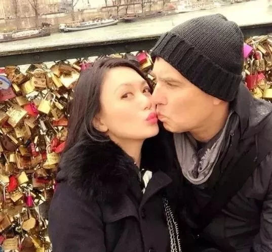 结婚后的日子更加甜蜜惬意,郭妃丽淡出荧幕,和老公一起健身,旅游,劈柴