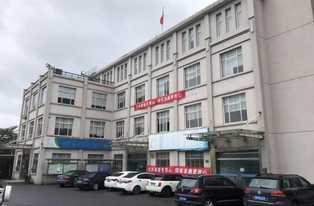 东,南与杭州钢铁集团相接,西靠康桥街道,北与石塘社区相连,由巧山,沈