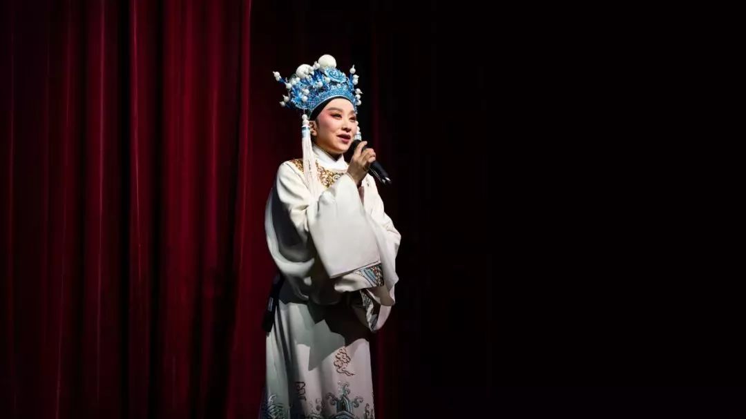 表示歉意和感谢演出结束,在观众的强烈要求下,陈雯婷,周燕萍,于伟萍
