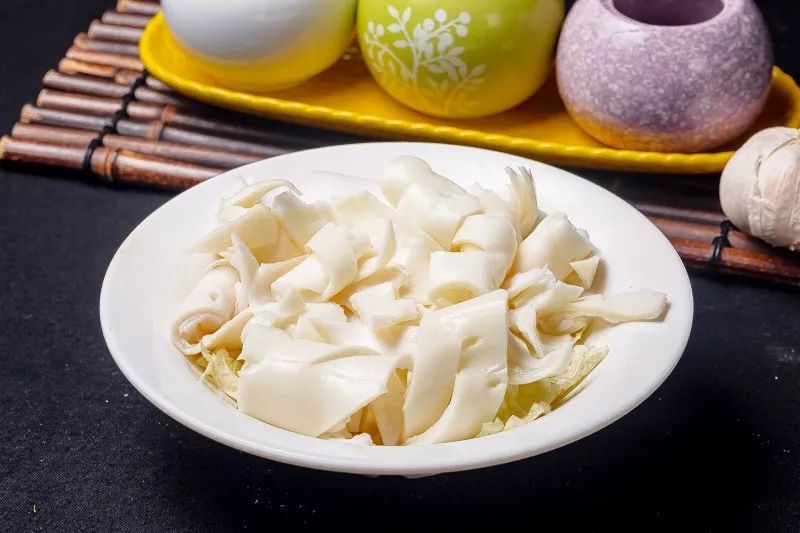 黄喉汆烫过后,牛油味道渗入,香味浓郁,捞起蘸上油碟,吃进嘴里,口腔