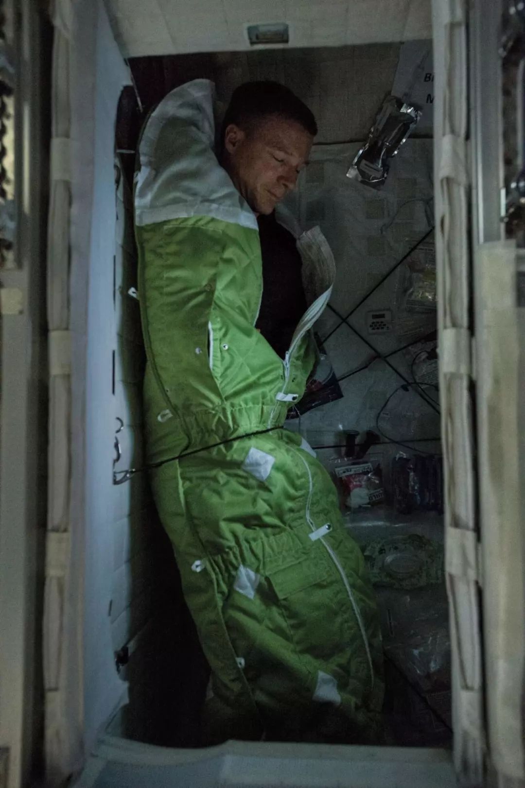 还有就是在太空中睡觉一定要把自己固定好