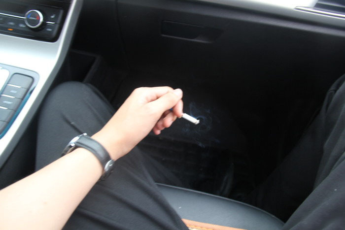 夜里坐车里抽烟的图片图片