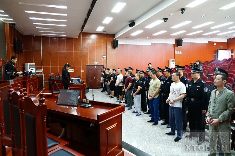 (图片来源:湘潭在线)岳塘区法院和市中级法院审理的被告人戴俊等9人
