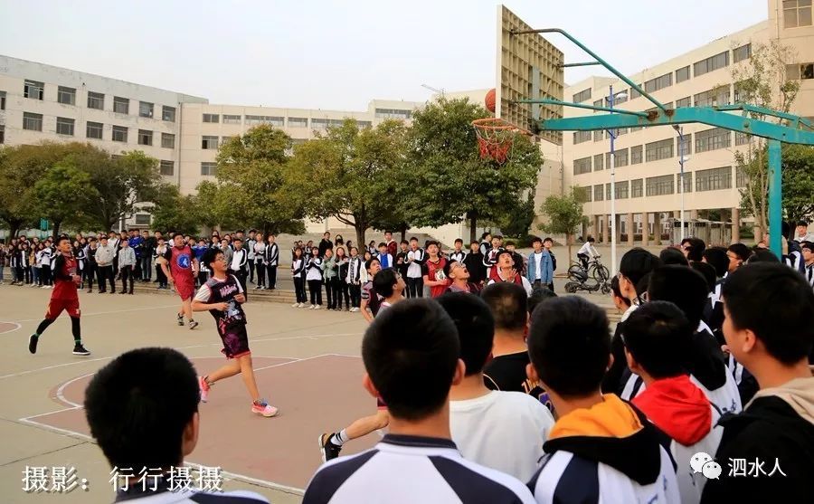 快報春雨中的泗水一中美麗景色和高二籃球聯賽精彩瞬間