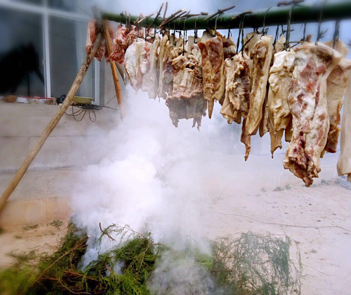 看农村人是怎么制作好吃又地道的烟熏肉!_柏树枝