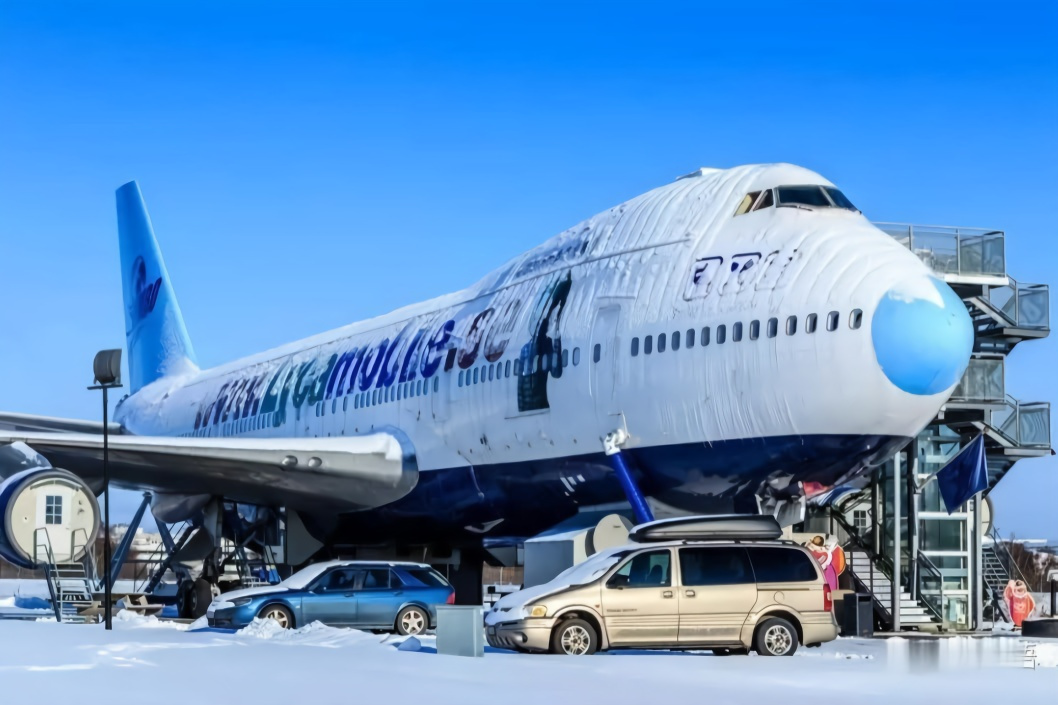 波音747改造成飞机酒店飞机里也能住人机翼上可以散步