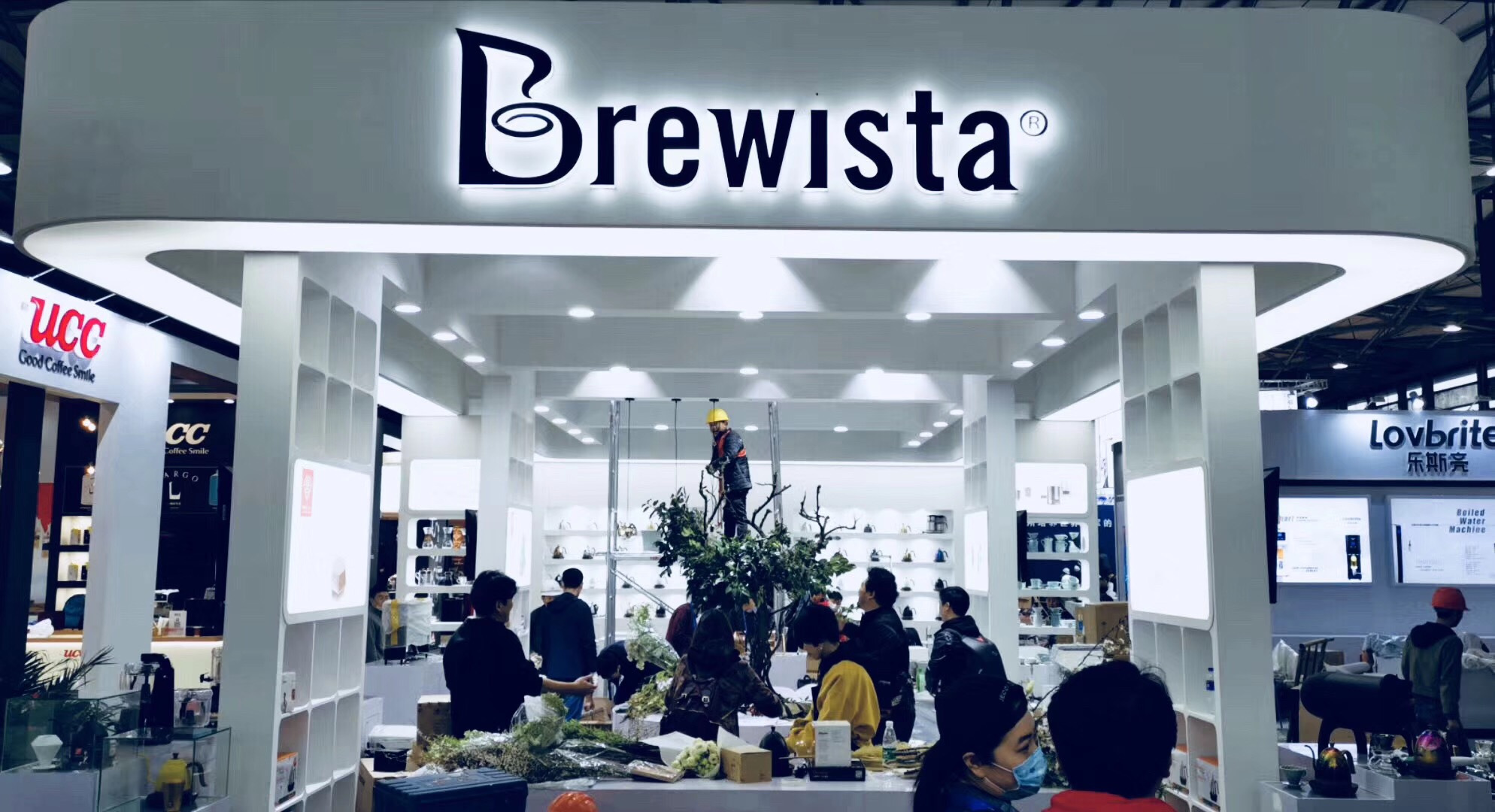 上海咖啡里的锵锵三人行