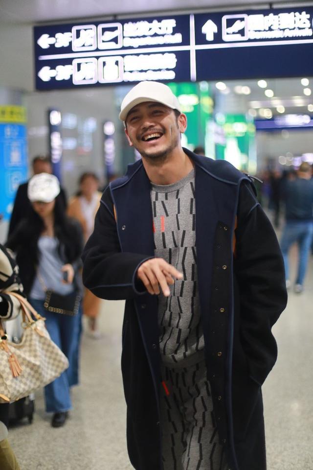 杨烁穿睡衣走机场太前卫,硬汉卖萌比v可爱到难以招架