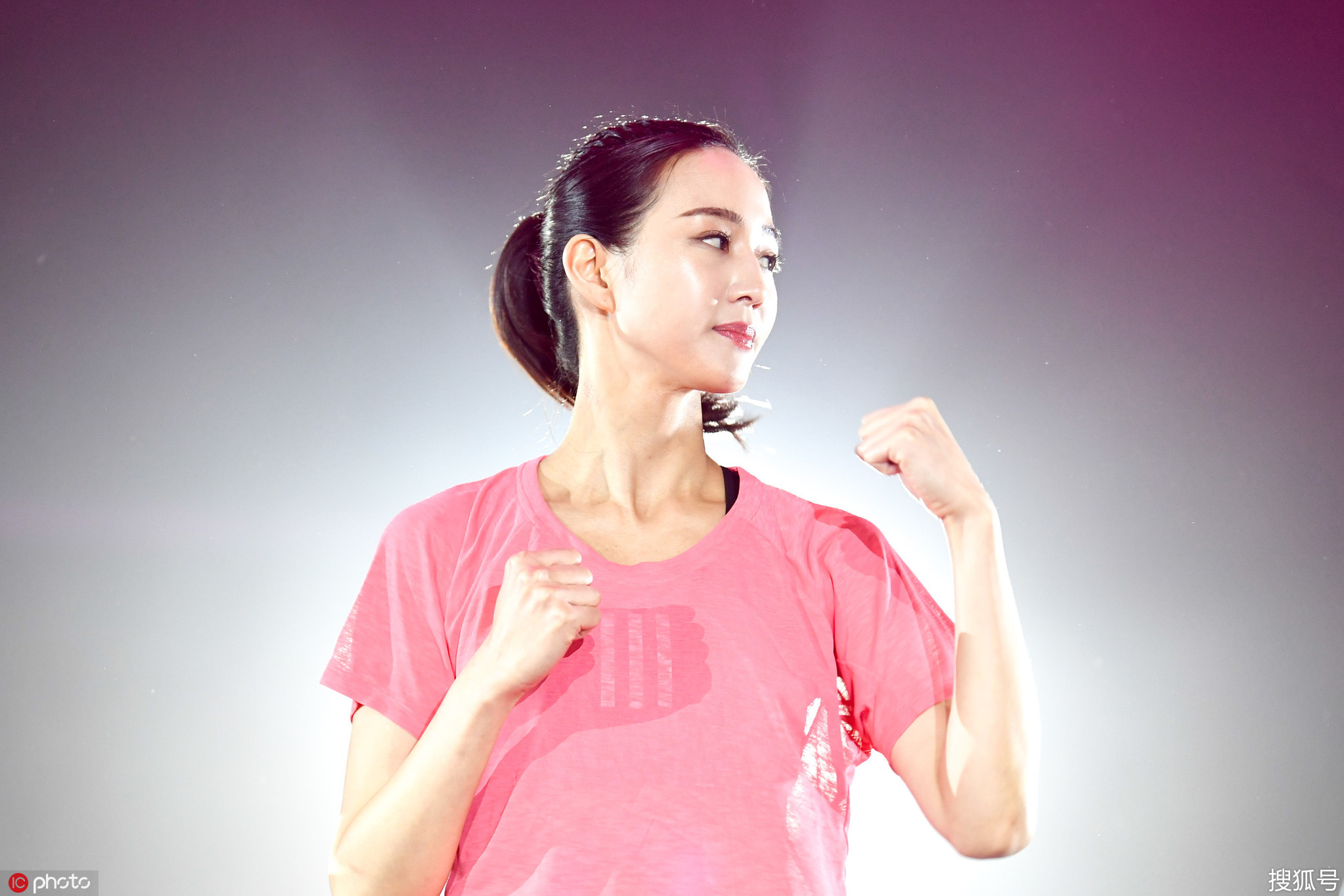 张钧甯亮相品牌活动 体验搏击香汗淋漓皮肤白发光