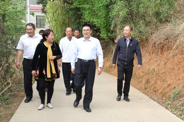 嵩明:县委书记杨相来到牛栏江镇大箐村委会调研脱贫攻坚工作