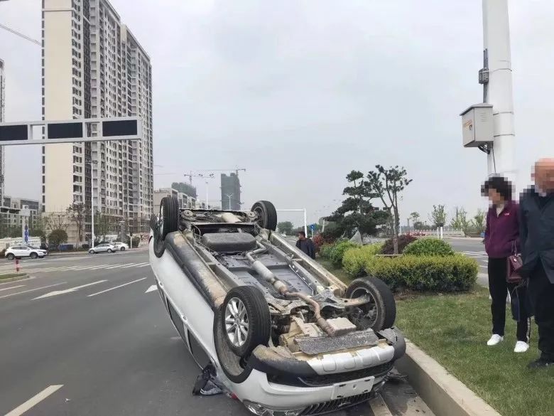 金壇新城路段一輛白色私家車翻車!