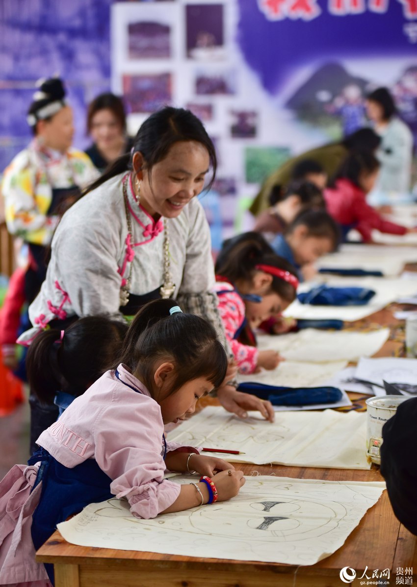 贵州萌娃学蜡染快乐传非遗高清组图