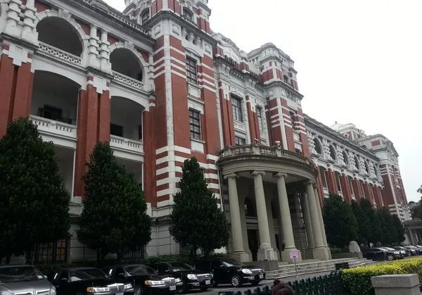 【阳明山】位于台湾省台北市近郊,是风光秀丽的旅游观光胜地.