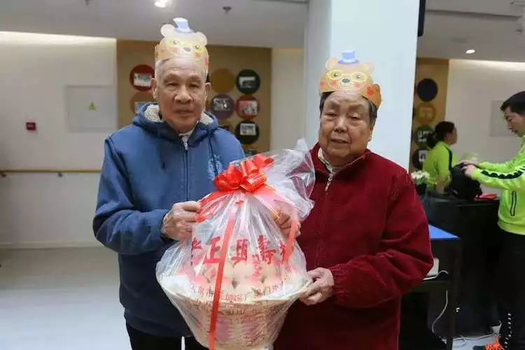 答应我,要像齐爷爷和马奶奶一样幸福哦!