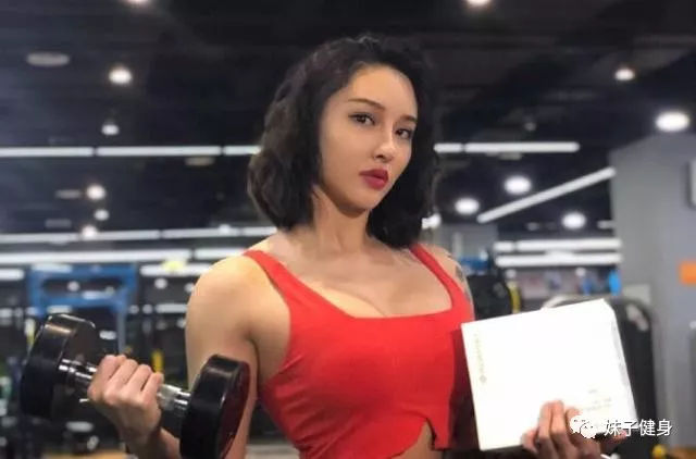 25岁健身女神,因肌肉走红,身材性感火辣,被称中国最健美90后_宋昱欣
