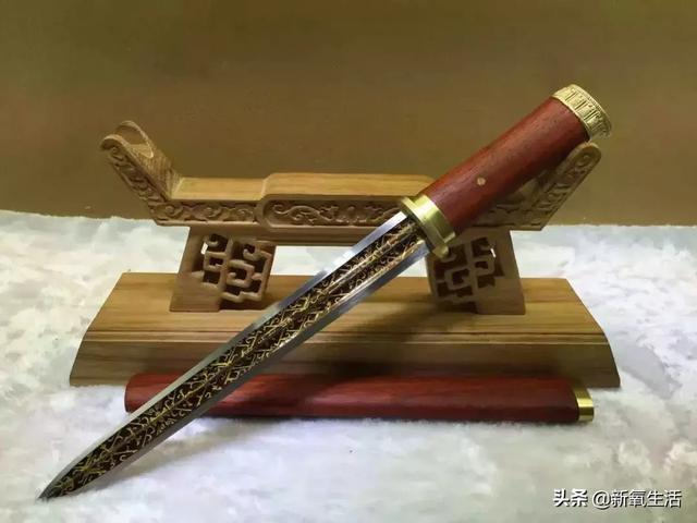 鱼肠剑见于《多情剑客无情剑》古龙小说中的神剑也不计其数,像泪痕剑