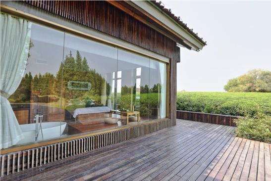 而这间位于兰湖度假区里的民宿,不仅拥有着浓浓的东方艺术人文气息,更