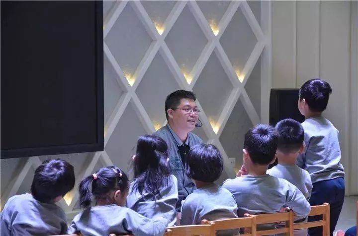 留云幼儿园 夏超老师早上向您问个好,每天都是微微笑.