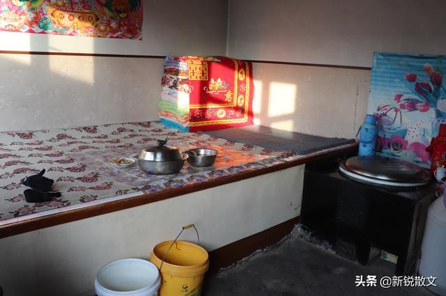 土炕是我国北方民居最基本的生活设施.