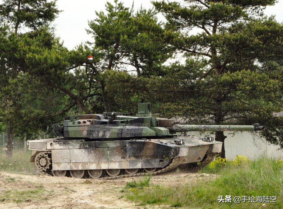 法国amx-56勒克莱尔坦克机动展示