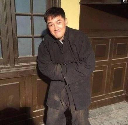 这只"揣手熊猫"火了!单靠一个姿势称霸表情包界