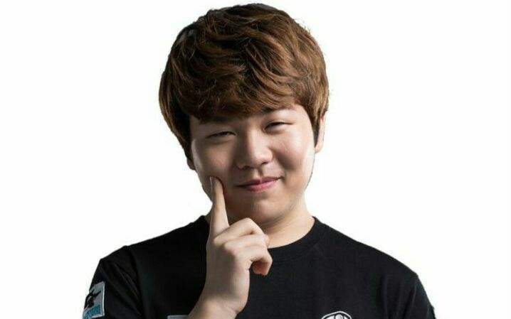 中单ig rookiethe shy原名姜承録(kang seung lok),现ig上单选手.