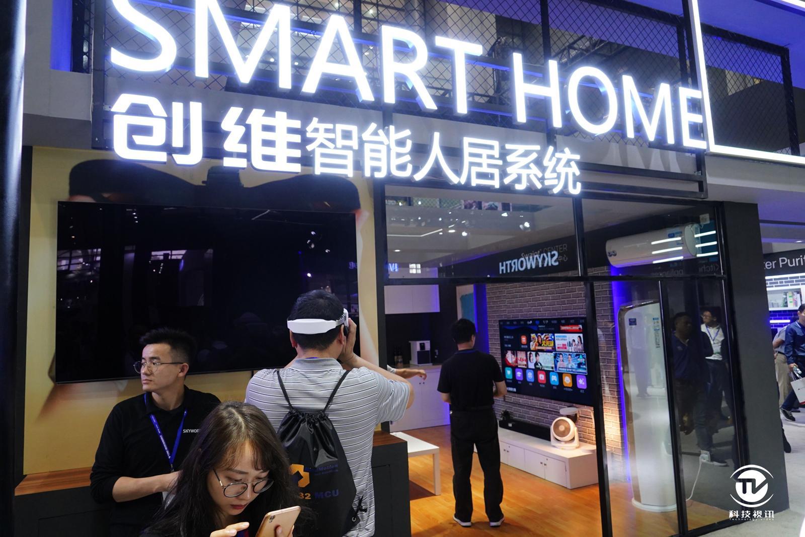 除此之外,我们还看到了创维推出的一系列厨卫电器,包括吸油烟机,热水