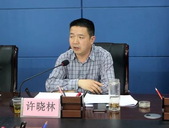 市住建局副局长许晓林在会上发言.