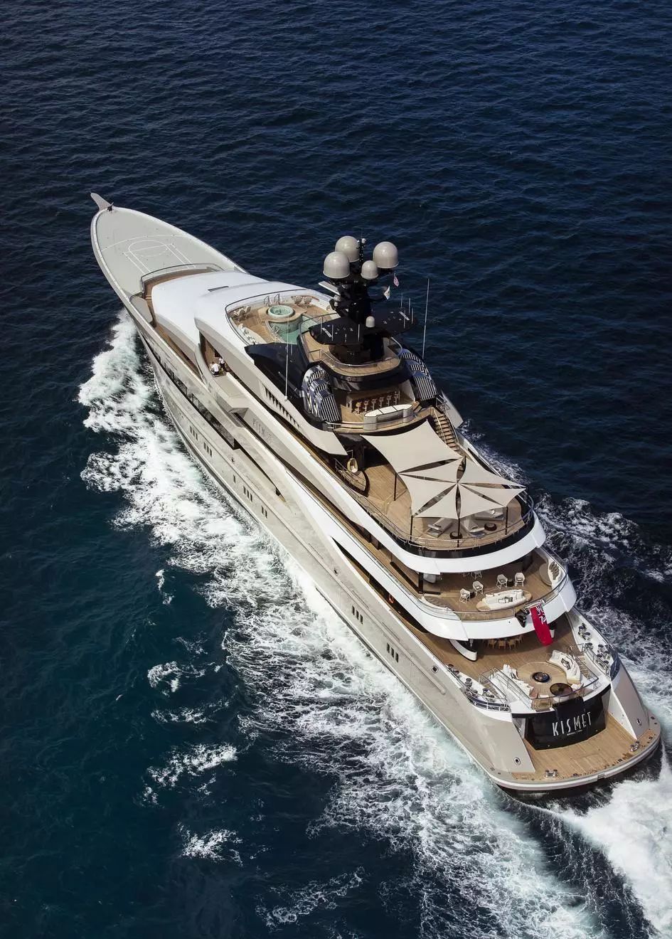 顶级富豪们希望游艇越大越快越奢华越好,所以,全球越来越多的船厂开始