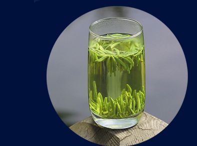 清池翠片为特种绿茶,它形美,色绿,香郁,味甘;外形扁,平,直,光滑,匀整