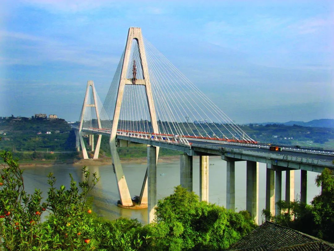 重庆观音岩大桥完工时间:2009年结构形式:斜拉桥工程简介:该桥位于