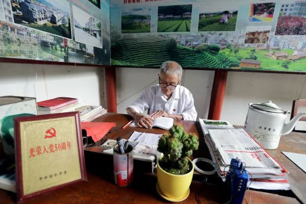 走进泉湖寺,队员们见到了一位老爷爷,他叫朱宗鹤,今年85岁,是位老党员