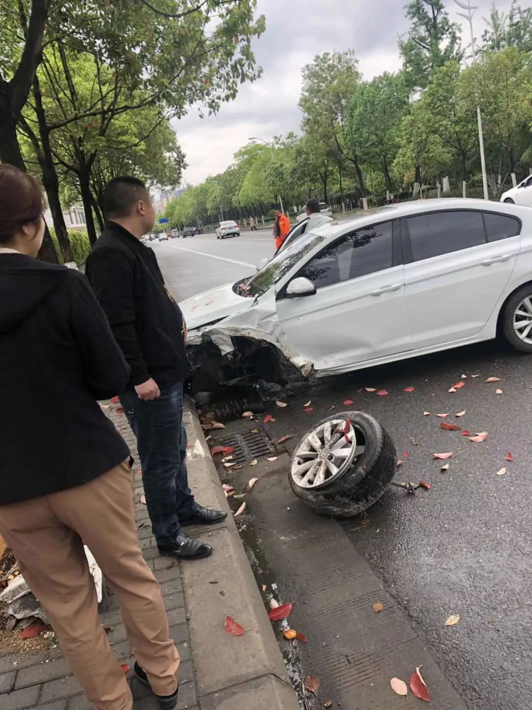 下雨天车祸图片真实图片