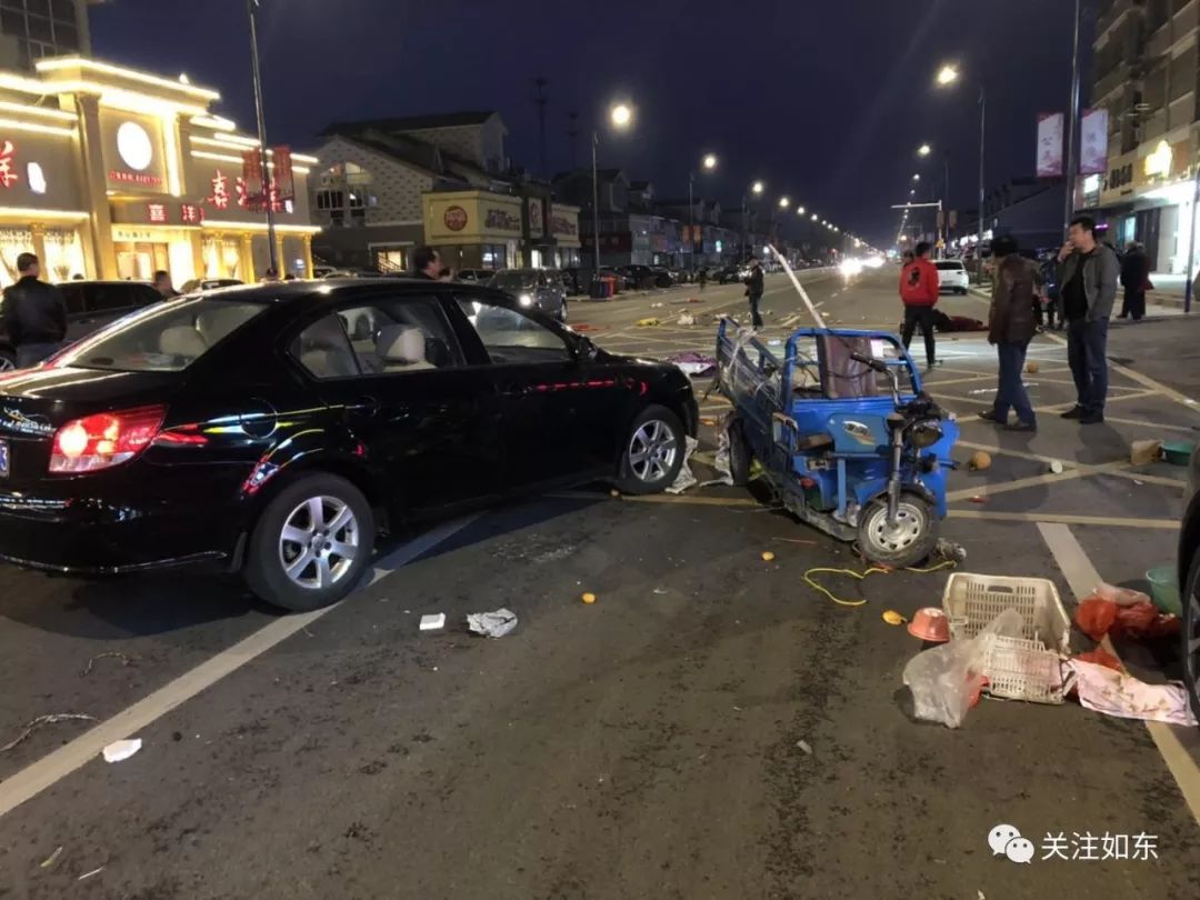 如東縣城某餐飲路段三輪車女子被汽車撞飛現場視頻驚人一幕