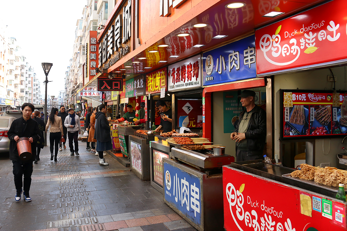 當一個北京人到長春旅遊,往桂林路的美食攤檔前一站,保準一樂: