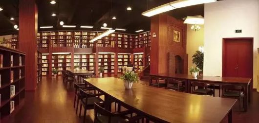 上海商学院图书馆一到三层是流通书库,四层是阅览室