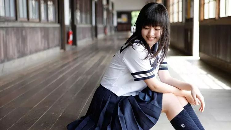 日本女生水手服为什么那么短?