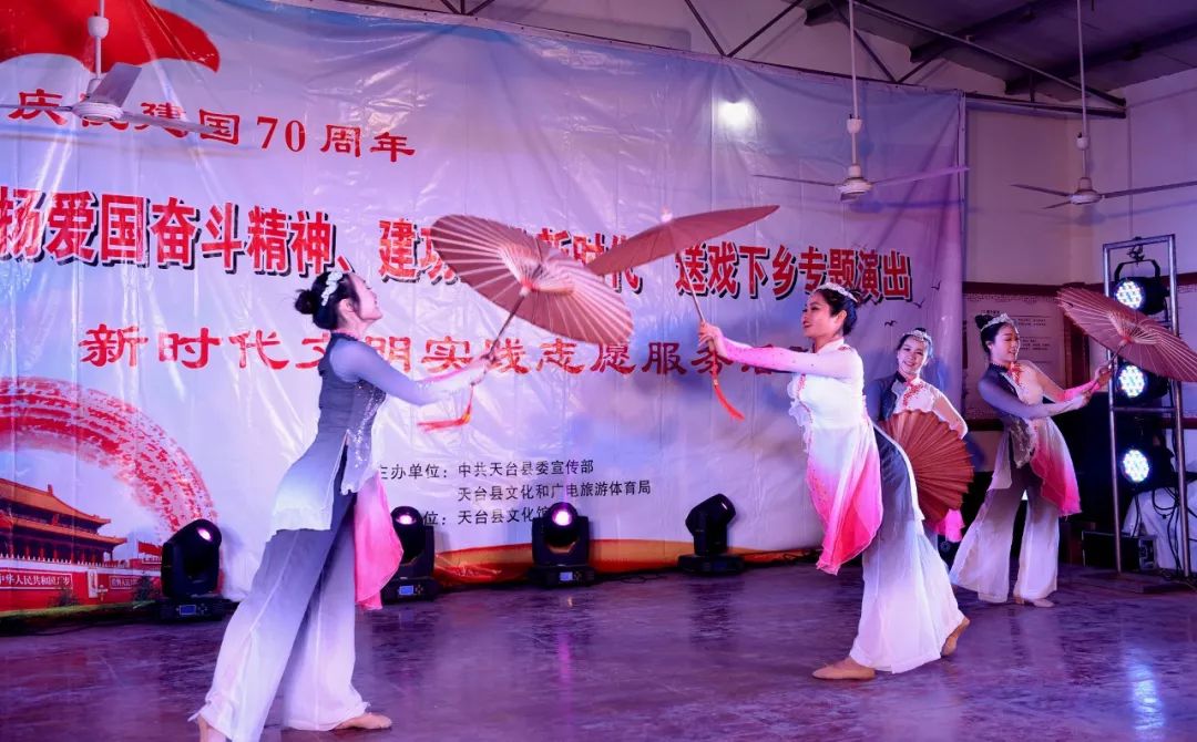 金树盛 等伞舞《江南情》 表演:栖霞村对唱《弹起我心爱的土琵琶》
