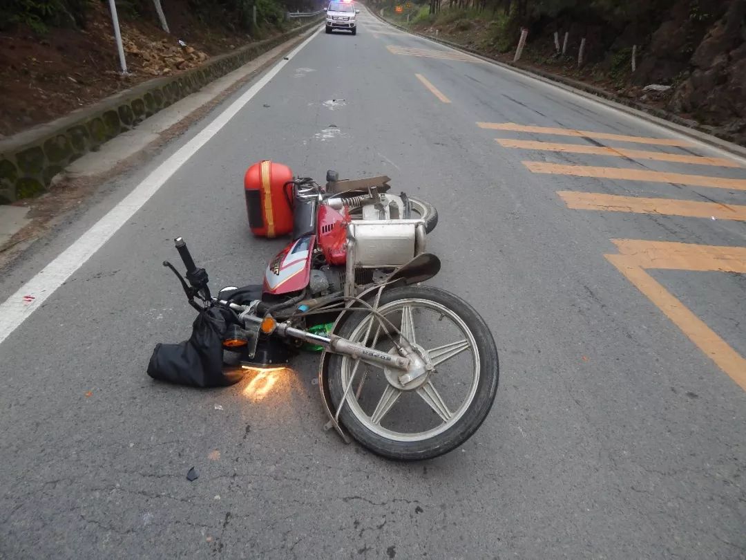 三轮摩托车事故图图片