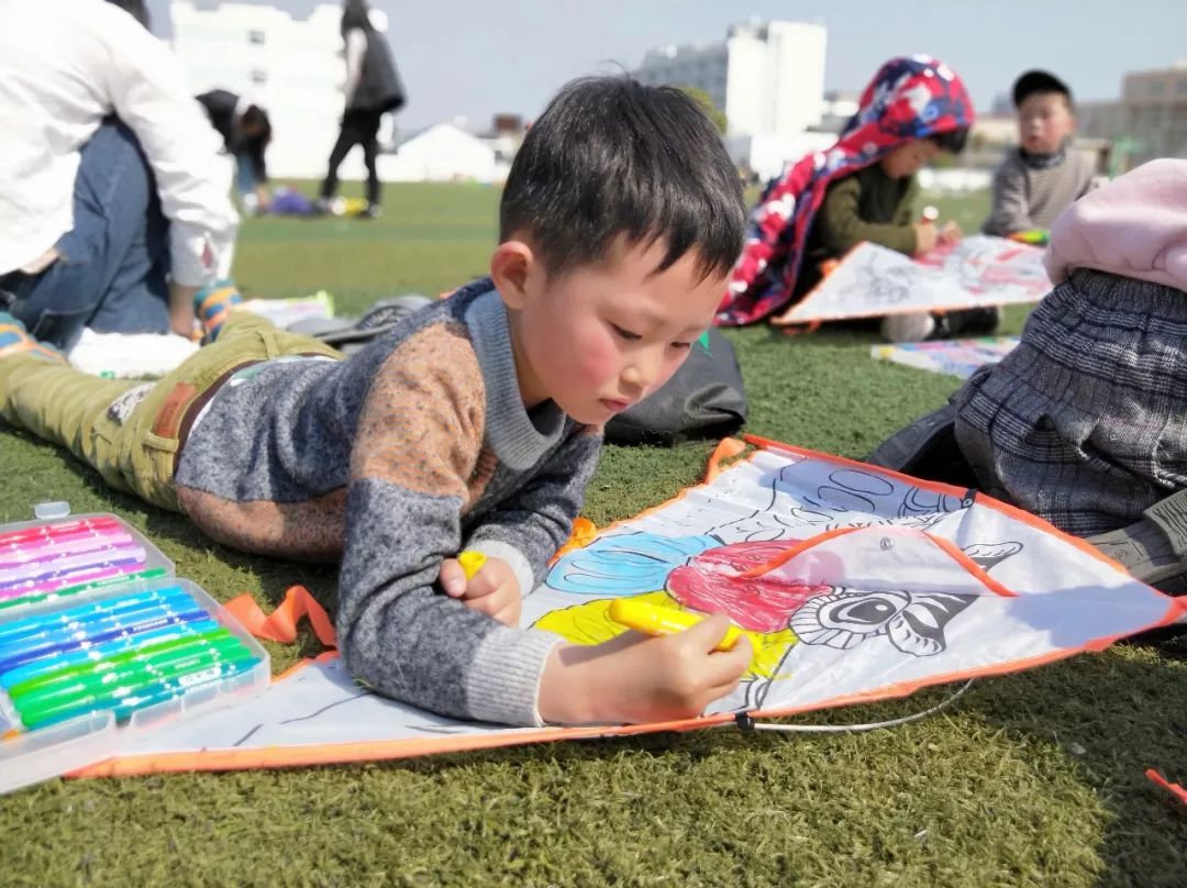 實踐景幼彩繪風箏放飛夢想景範幼兒園大三班畫風箏放風箏活動