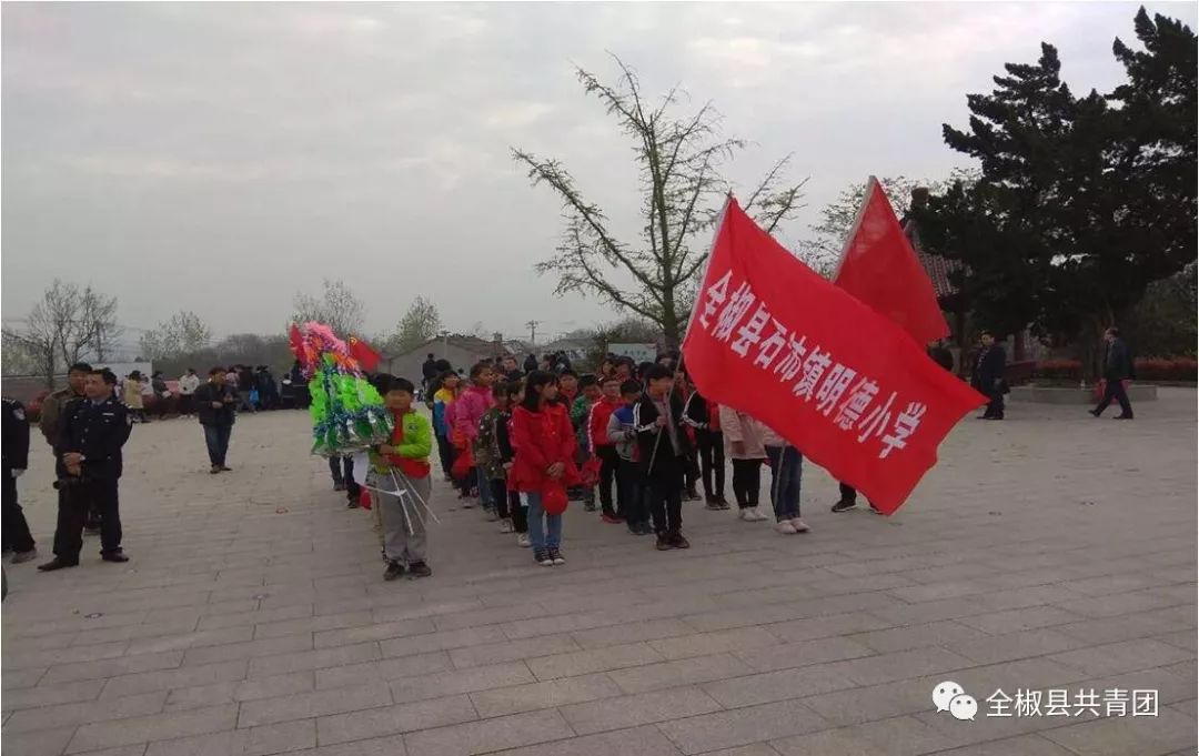 石沛镇明德小学举行"祭奠烈士陵园,缅怀革命先烈"活动