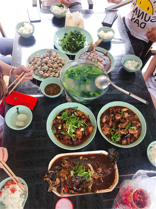 在家請同事吃飯,媳婦特意做一桌菜撐場面,上桌後覺得倍有面子!